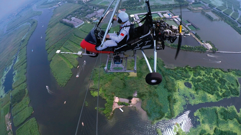 測繪地理信息工作人員利用三角翼在白洋淀進行航空測繪，為雄安新區(qū)規(guī)劃、選址和建設(shè)提供保障服務(wù)